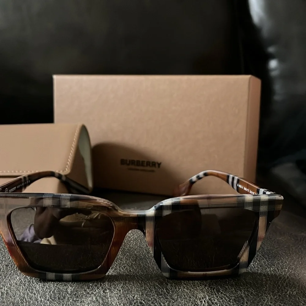 Brand new authentic Burberry sunglasses - Picture 4 of 7
